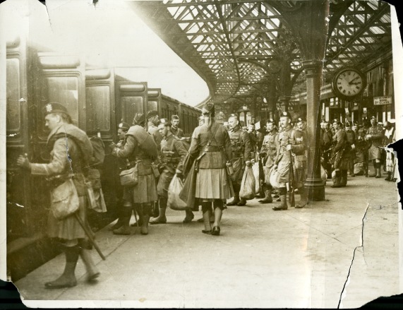 Members of the 4th Battalion, The Black Watch, at Tay Bridge Station 