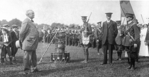 Redmond inspects volunteer force, but Kitchener would not allow them to form a Division.