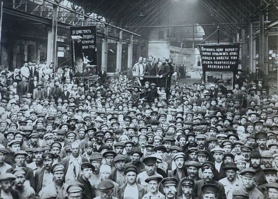 Mass meeting at the Putilov Works in StPetersburg in February 1917.